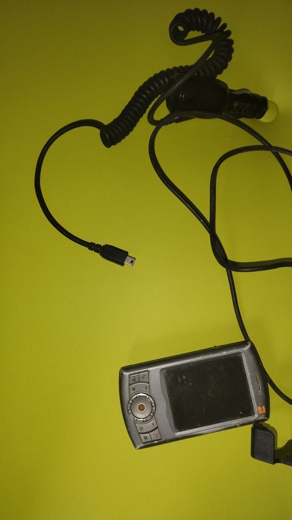 Telefon SPV M650 z nawigacją GPS z uchwytem samochodowym i 2 ładowarki