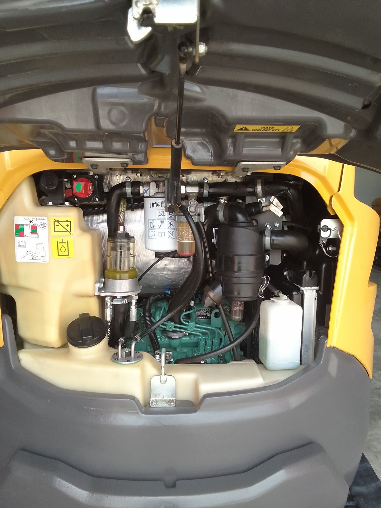 Mini giratória escavadora VOLVO com 2600kg