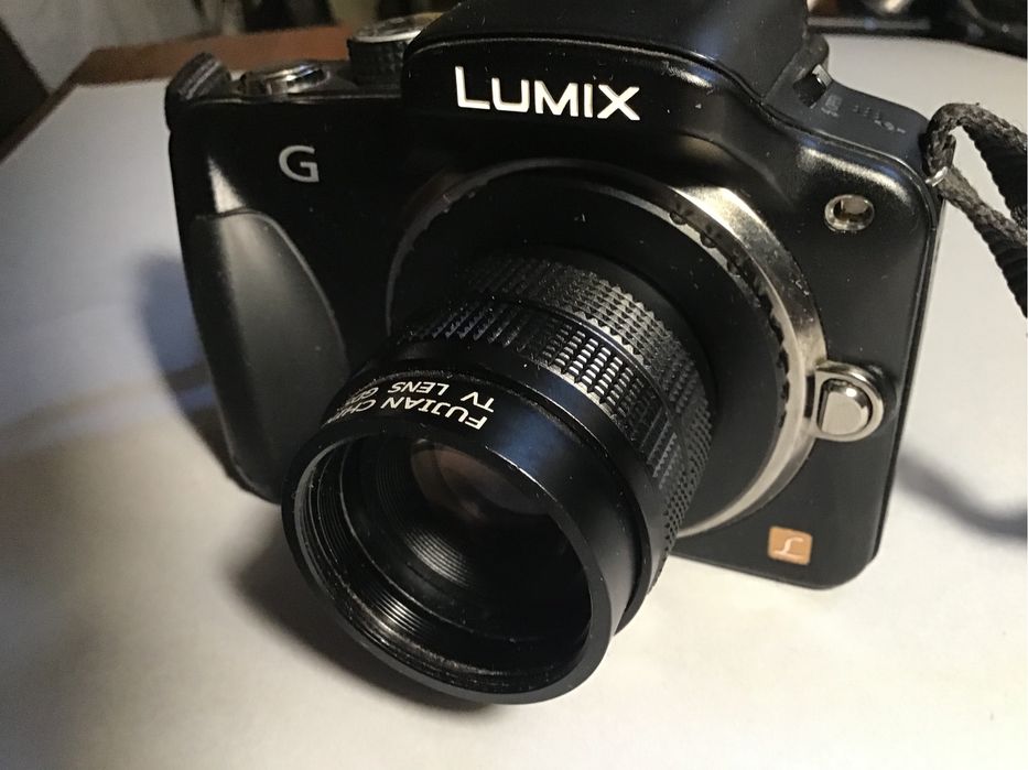 Objetiva de 35mm 1:1.7 com adaptador para formato micro 4/3