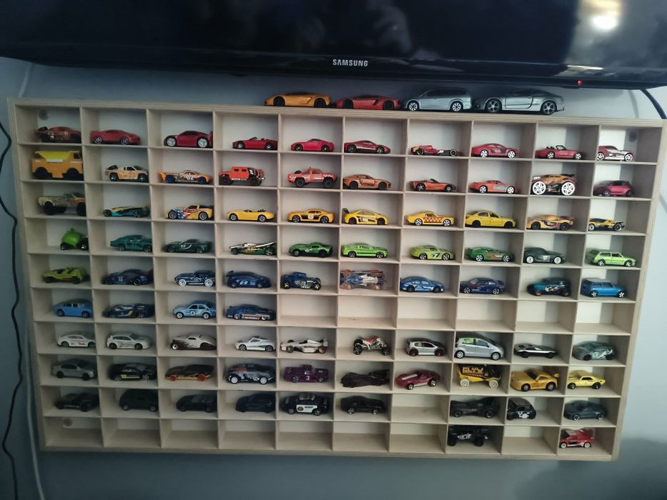 Drewniana półka z resorakami polecam