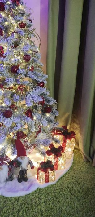 заснеженная сосна елка литая санта олени новый год