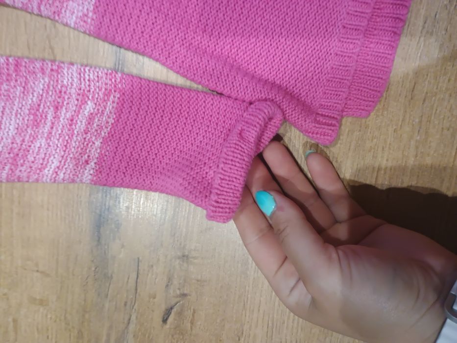 Różowy sweterek młodzieży