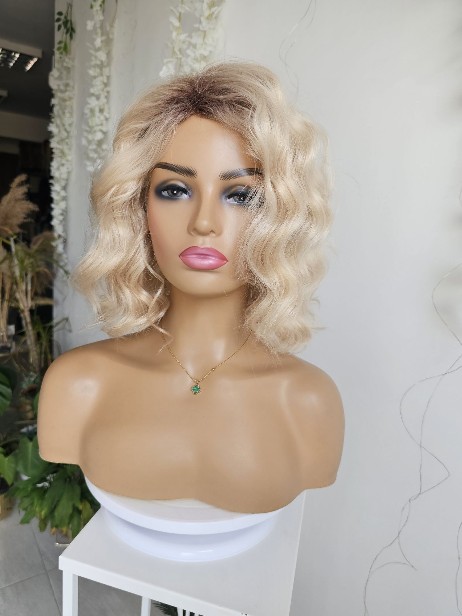 Peruka Giselle jasny perłowy blond naturalny efekt fale loki