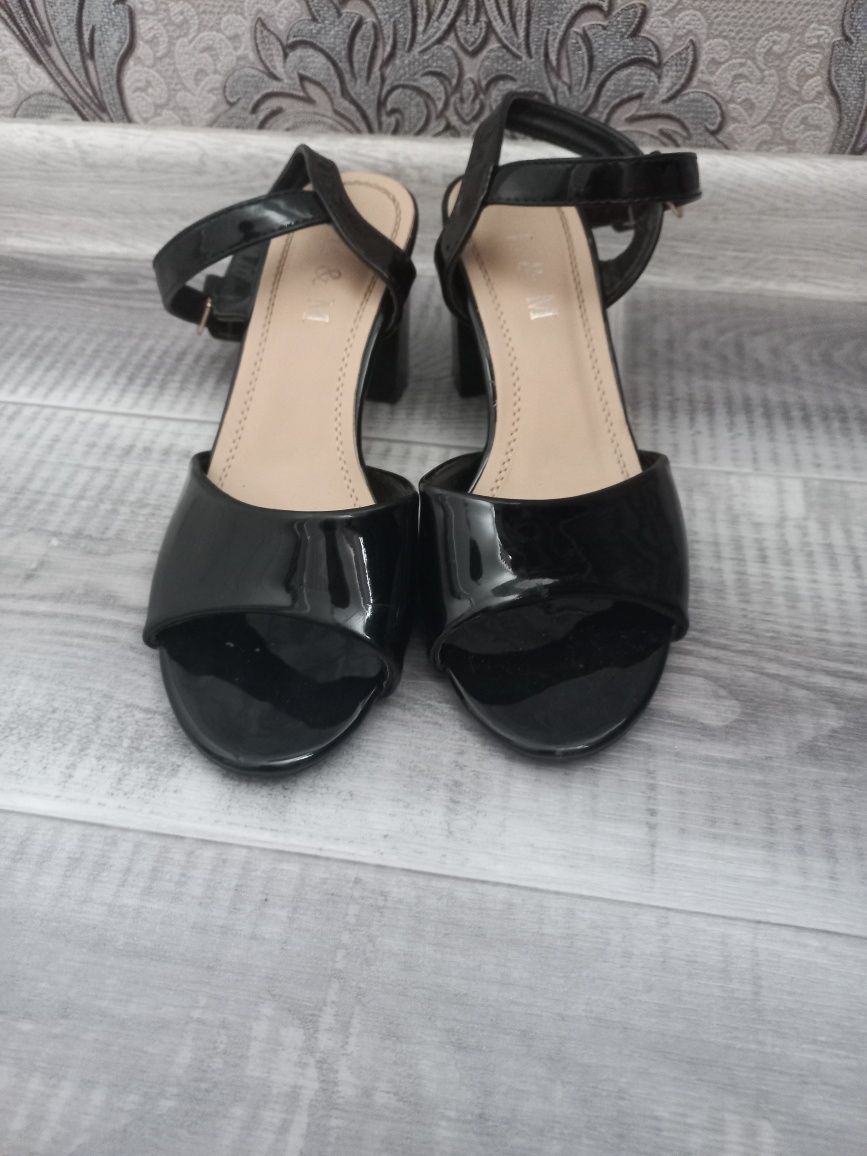 Красивые женские чёрные туфли на невысоком каблуке