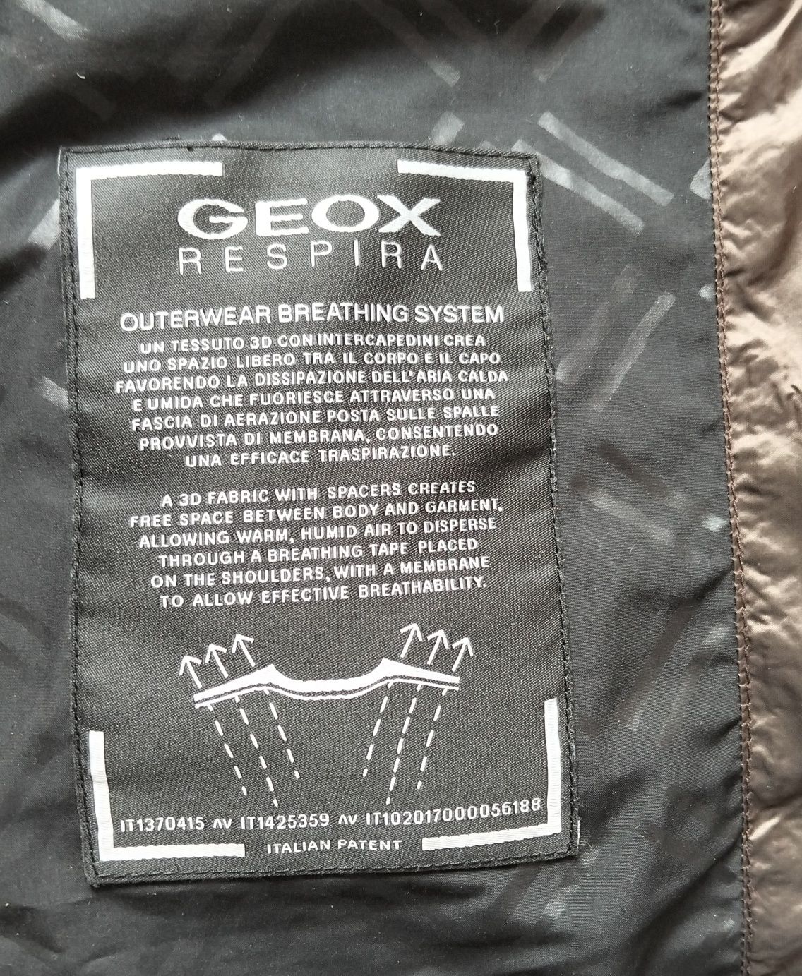 Крутий жіночий пуховик бренду Geox