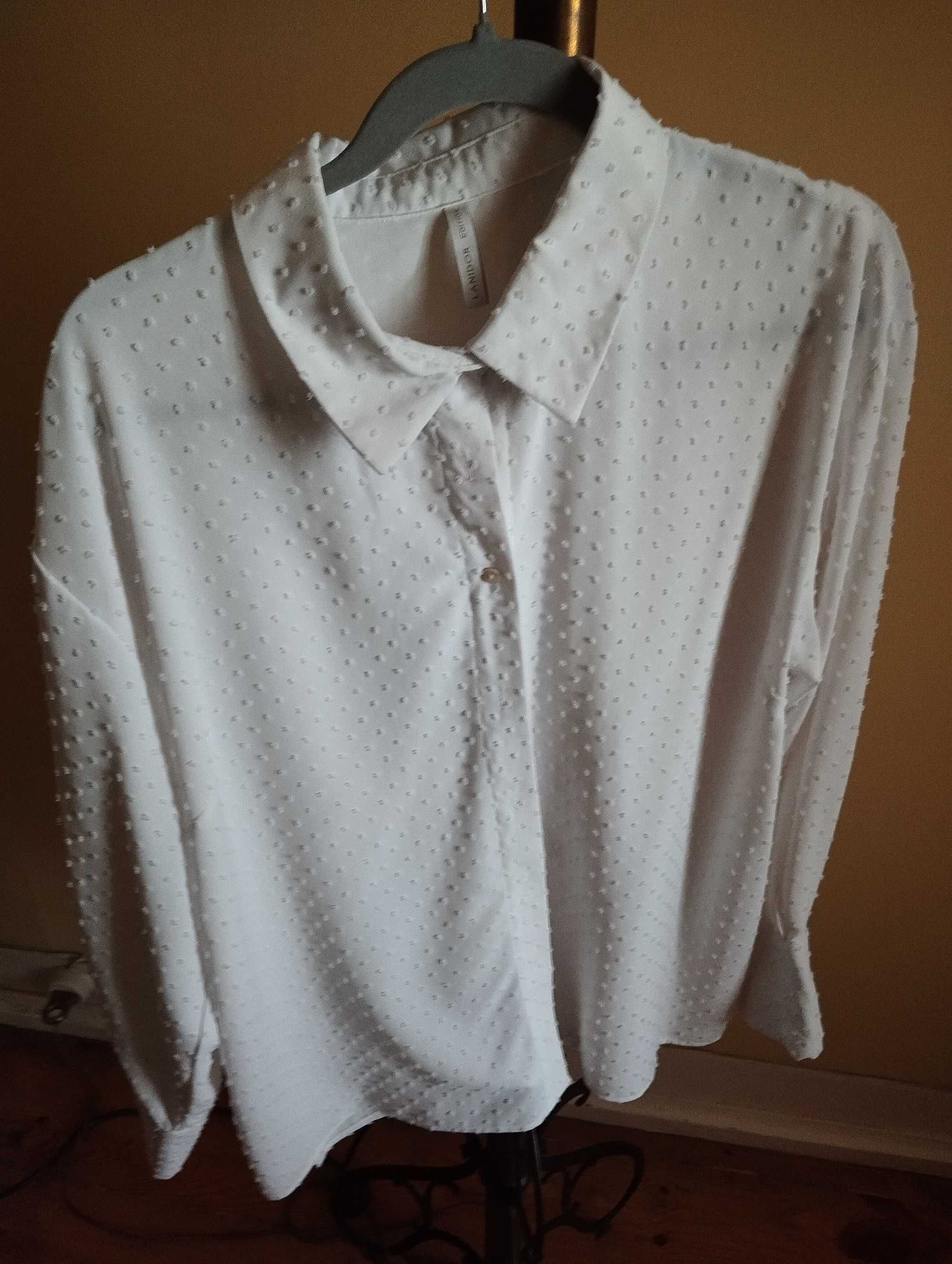 Camisa branca em poliéster com pintas em relevo