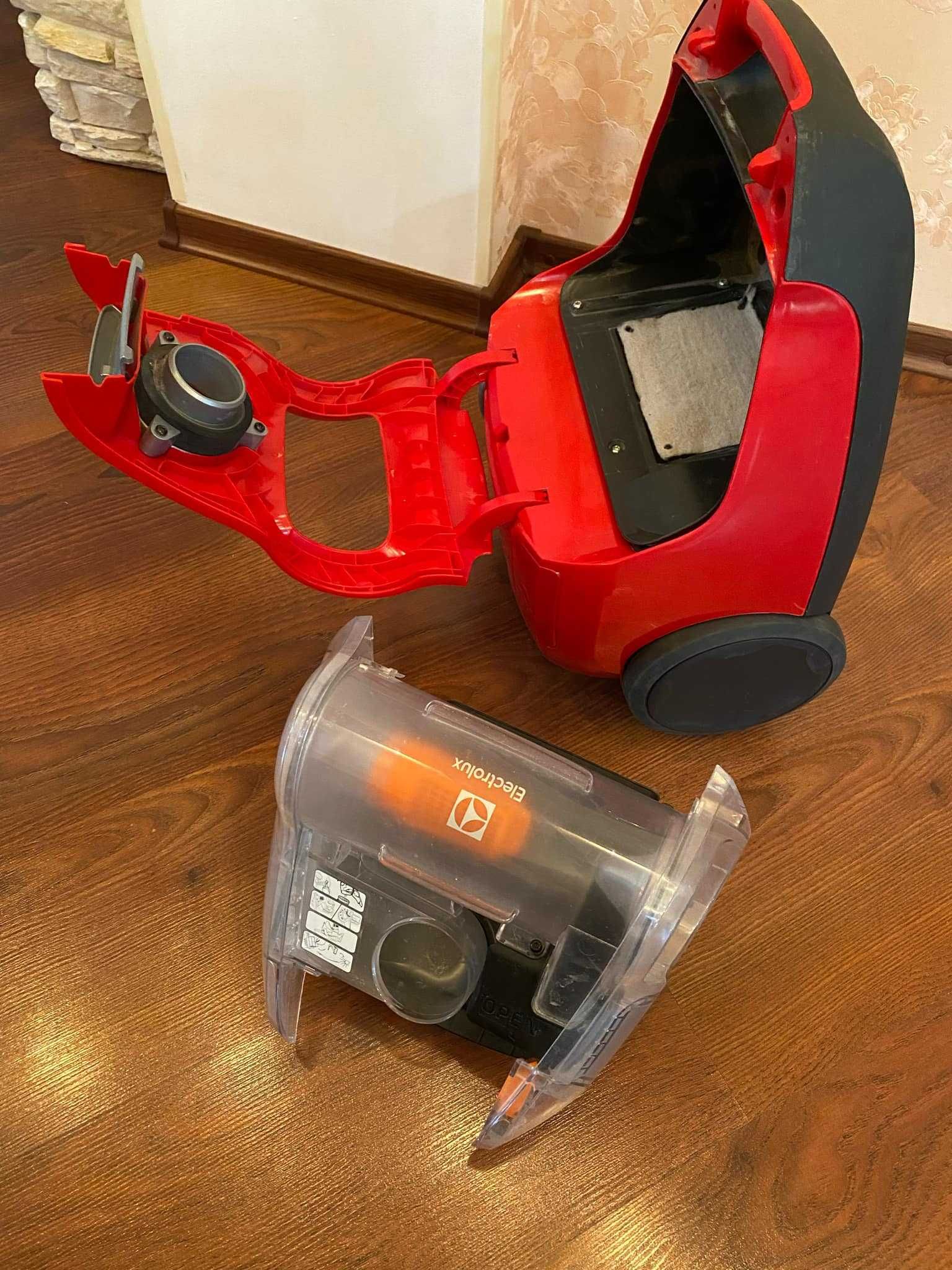 Пилосос Electrolux ESC 61 LR