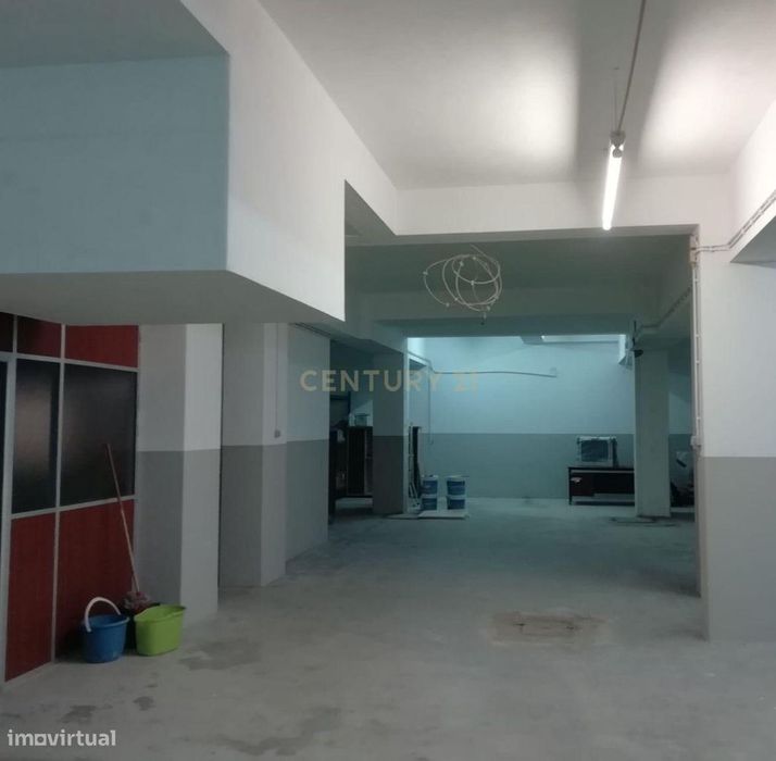 Armazém com uma área de 273 m2, localizado no Pendão – Queluz, com ace