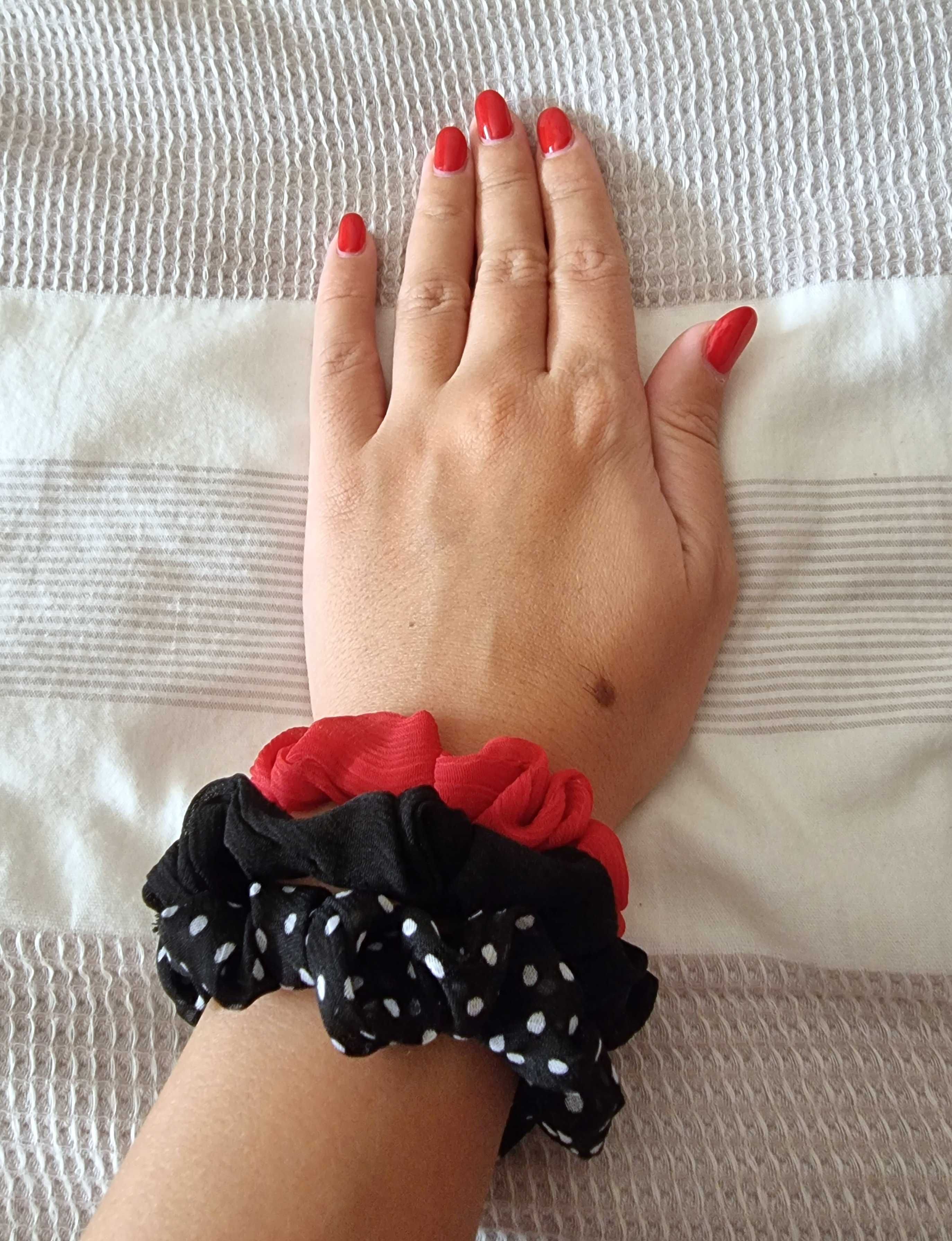 Conjunto de três pulseiras/ elásticos
