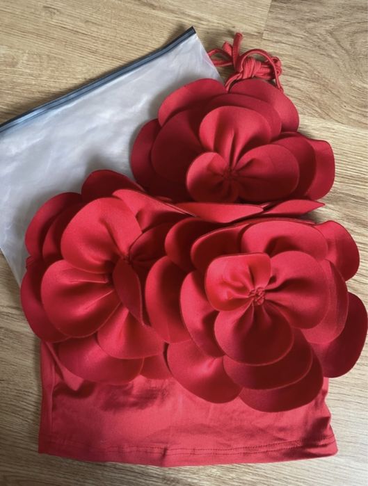 Top bluzka czerwona kwiaty okazja