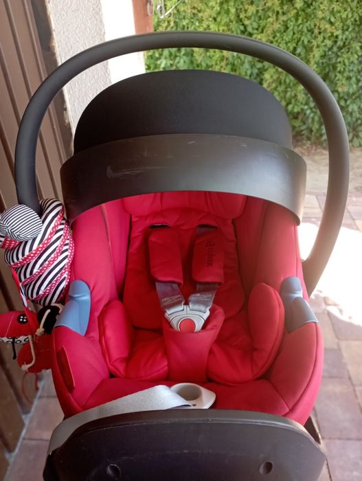 Zestaw Dwa foteliki z bazą: Nosidełko cybex, i fotelik kolejny Sirona.