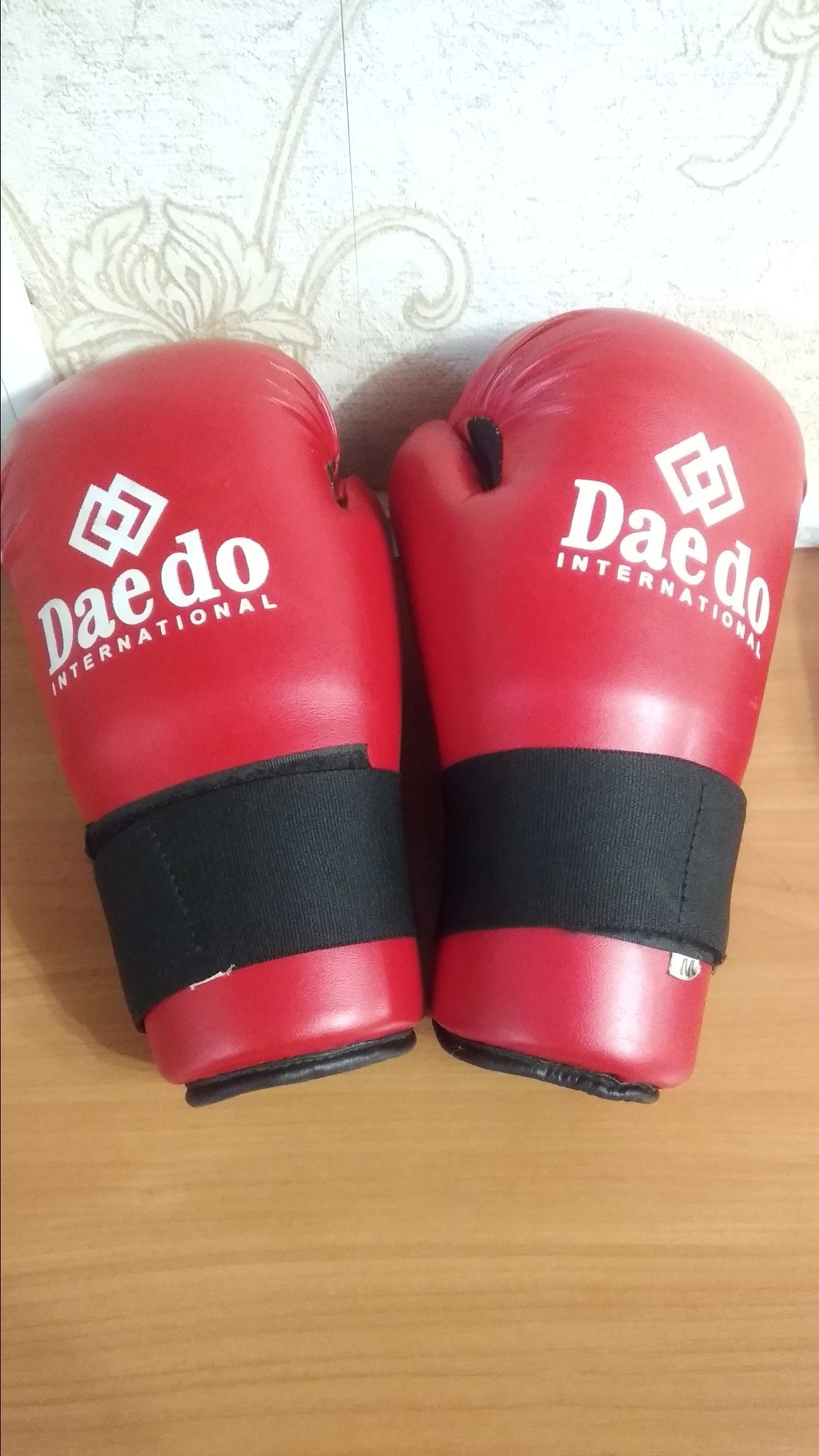 Шлем BOXER. Перчатки спортивні DAEDO. Спорт