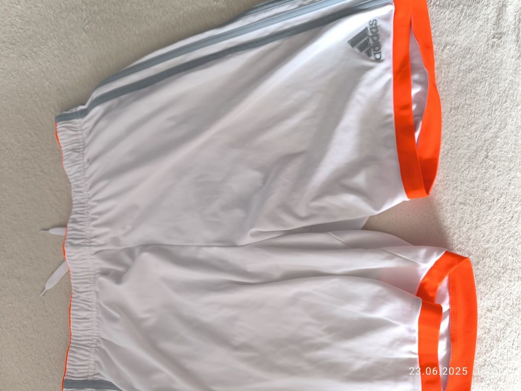 Sprzedam spodenki adidas L