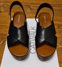 Czarne sandałki na koturnie Catwalk rozmiar 39