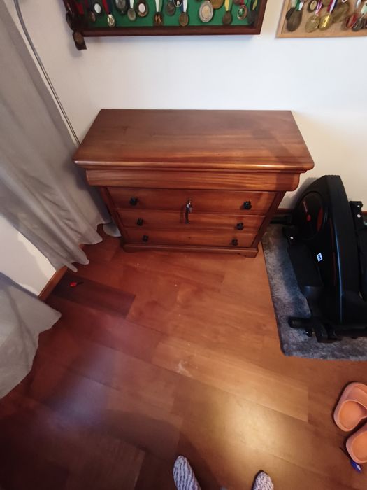 Cómoda de madeira maciça