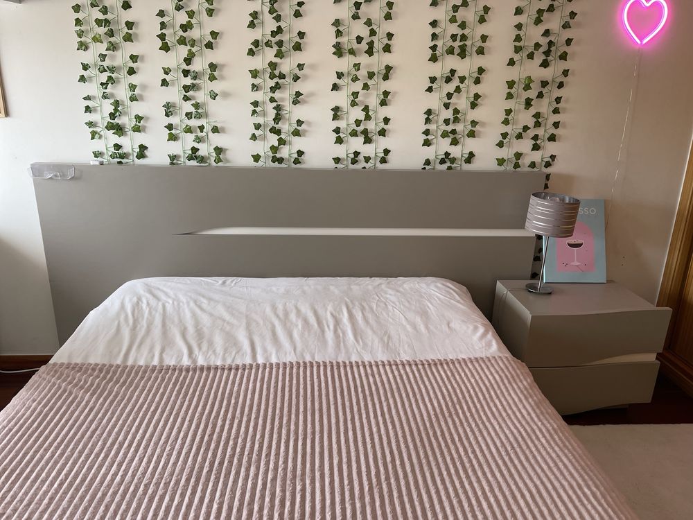 Cama de casal cinza e branco com 2 mesinhas de cabeceira. Boa qualidad