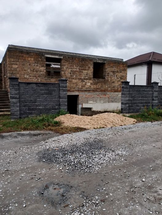 Продам ділянку з недобудованим будинком