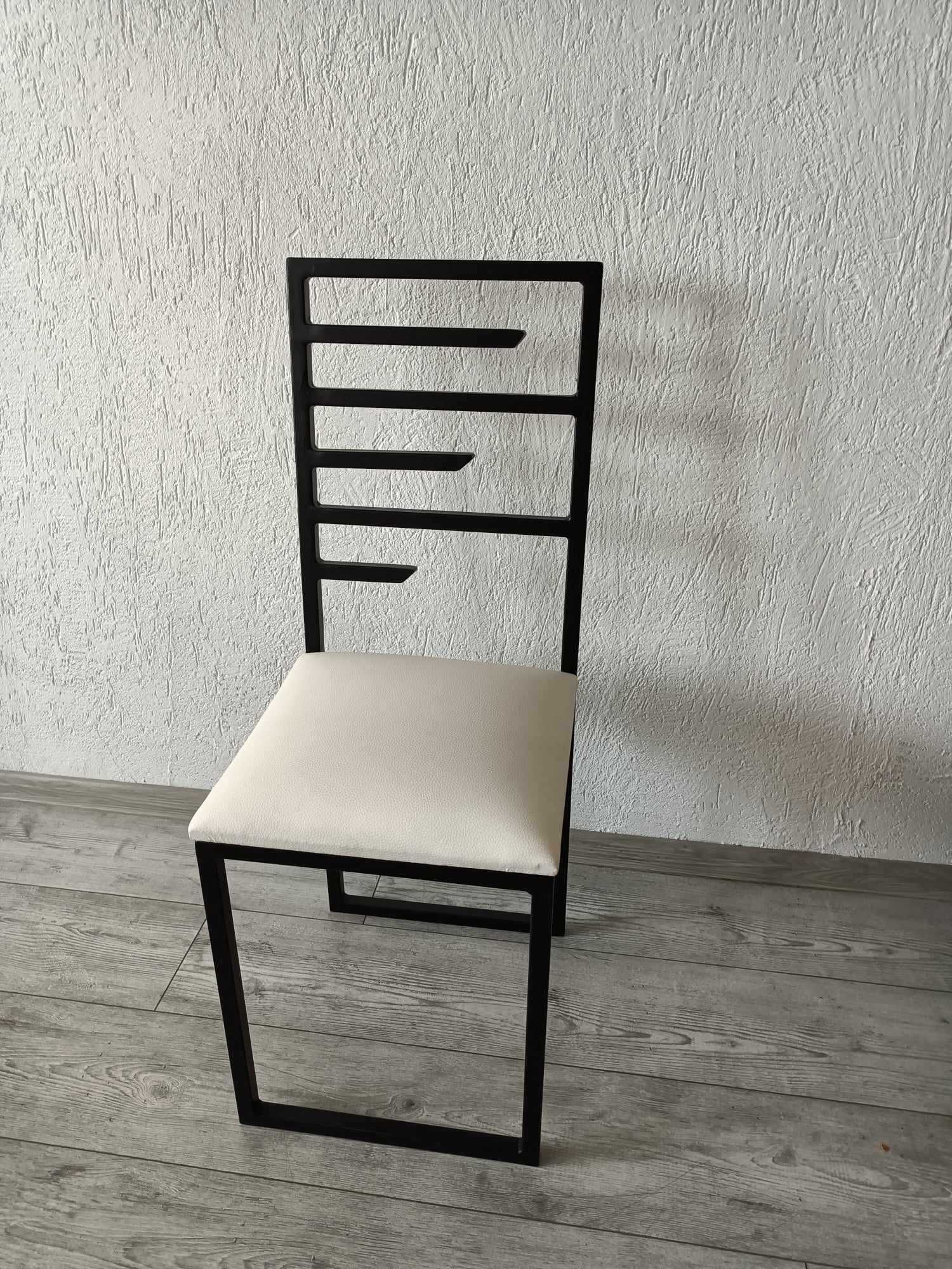 Metalowe krzesła w stylu "loft"