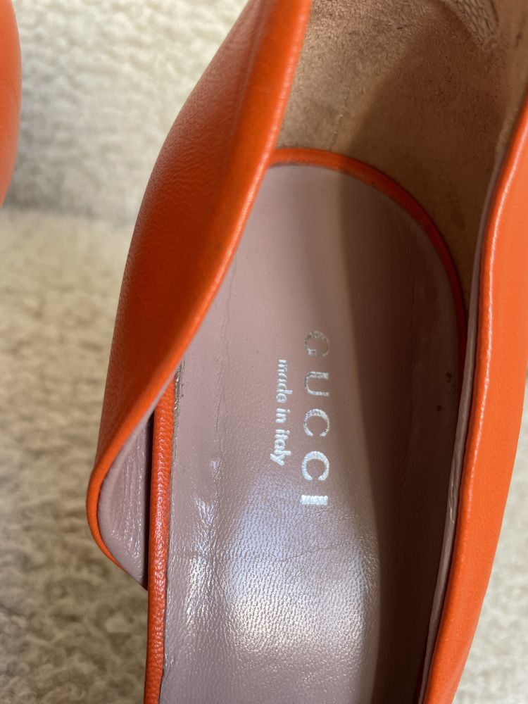 помаранчеві туфлі Gucci на підборах з металевими елементами