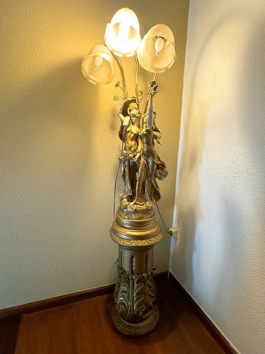 Candeeiro de pé Art Nouveau com 2 figuras e 3 tulipas