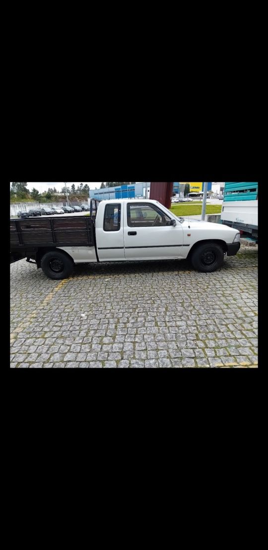 Toyota hilux 2.4d xcab 4 lugares