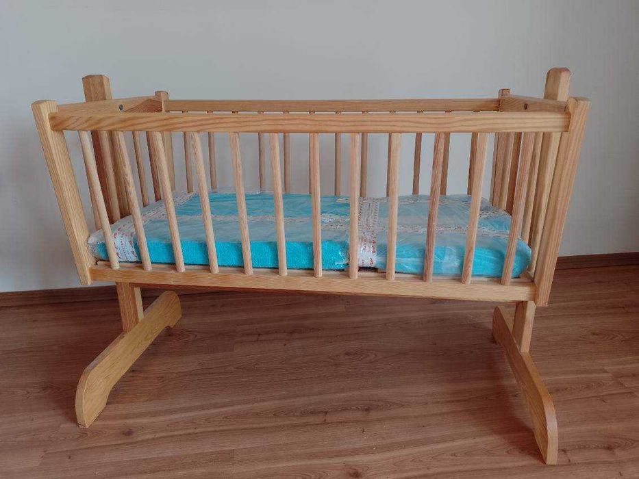 Kołyska drewniana łóżeczko dla dziecka niemowlaka z materacem
