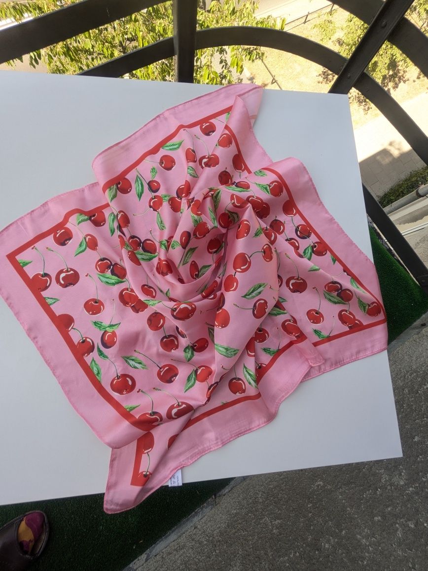 Różowa apaszka w wiśnie Cherry scarf
