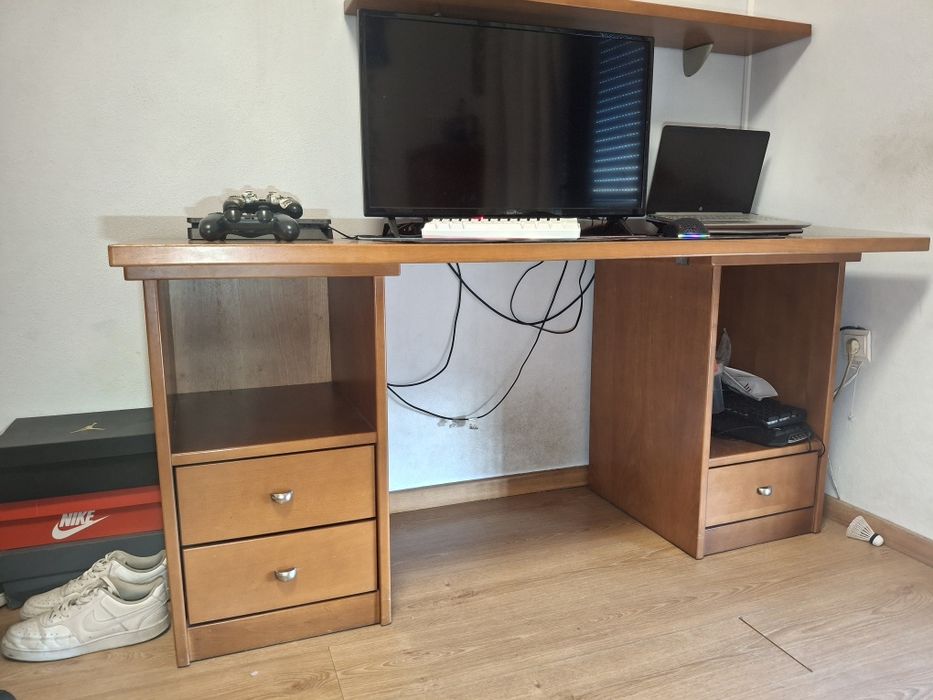 Secretaria de madeira de cerejeira