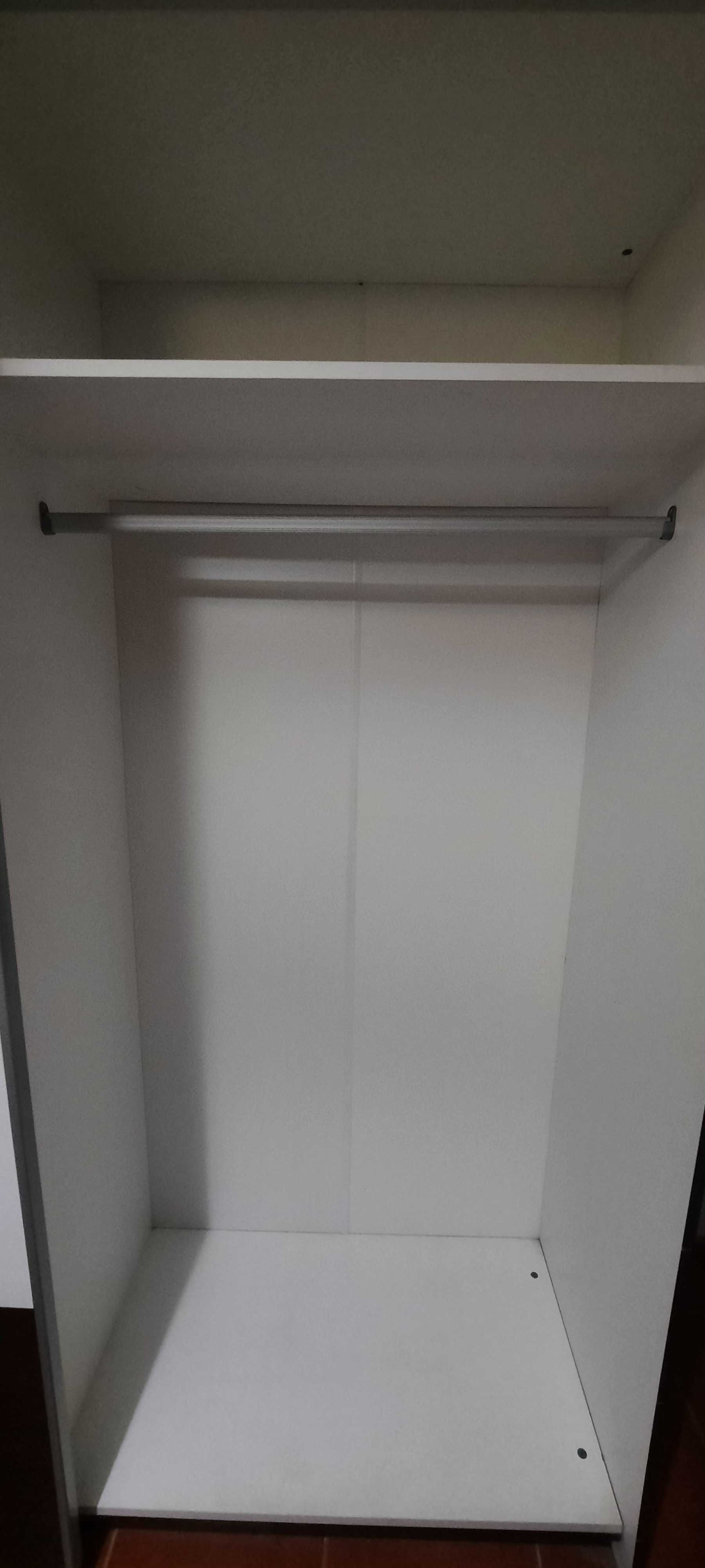 Roupeiro com portas de correr