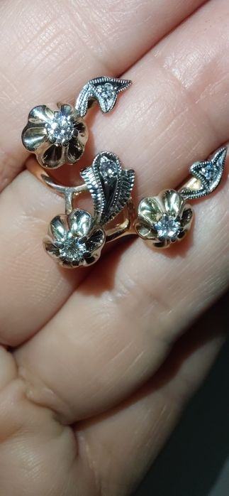 Золотые серьги с якутскими бриллиантами