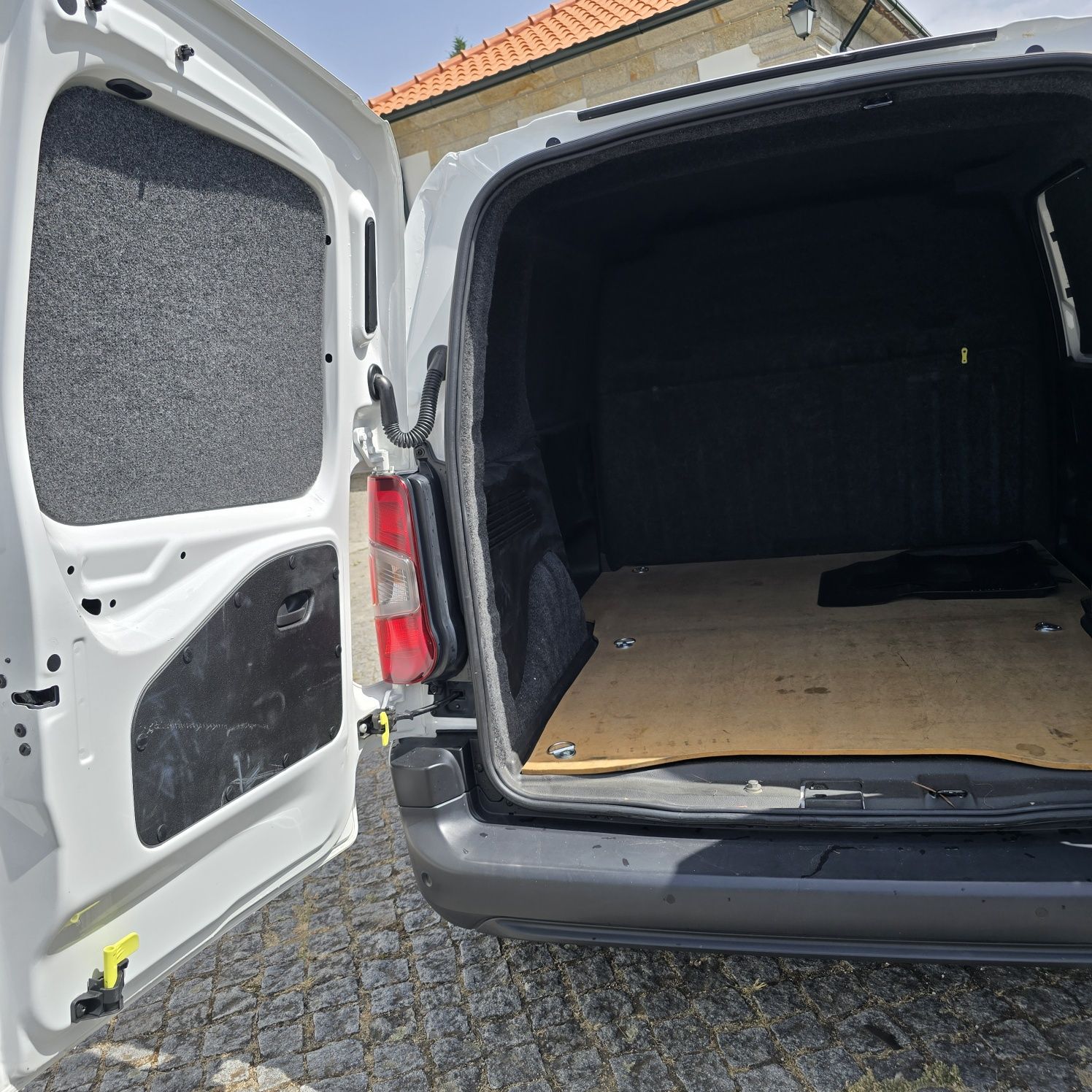 Peugeot partner ASPHALT AUT 130CV
