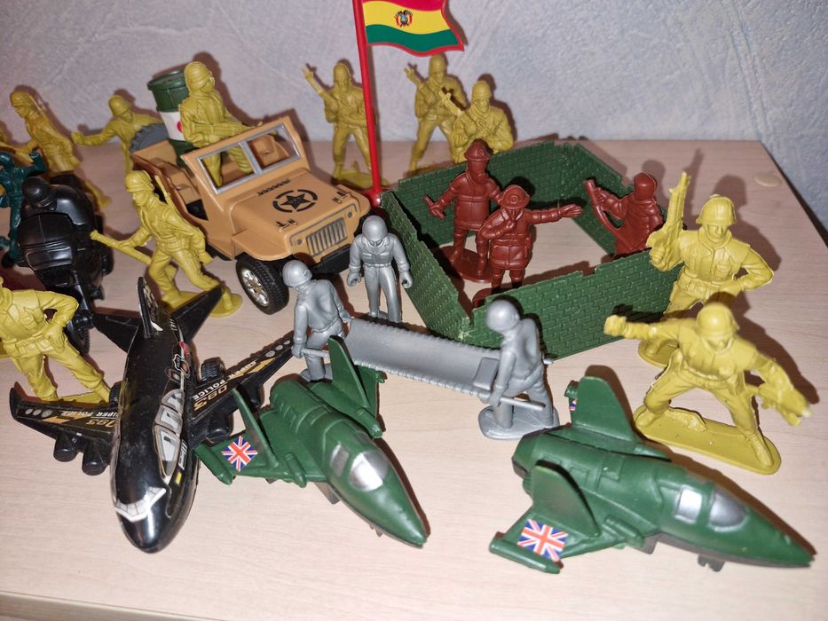 Військовий набір солдатиків та спецтехніки гра комбат