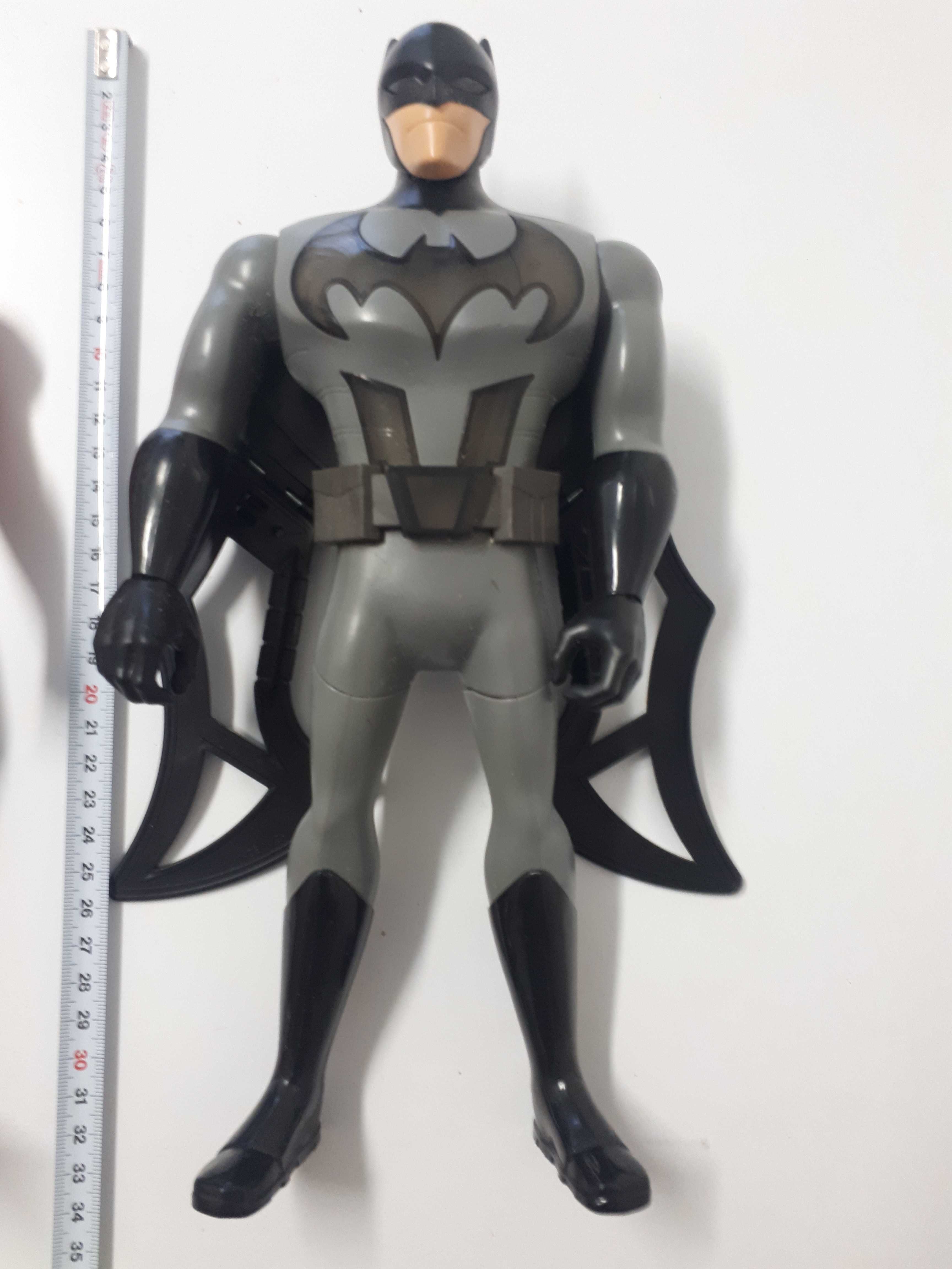 Boneco do Homem Aranha e do Batman