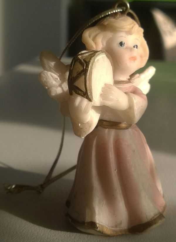 Figurki Figurka Aniołek z tamburynem do zawieszenia na choinkę 6cm