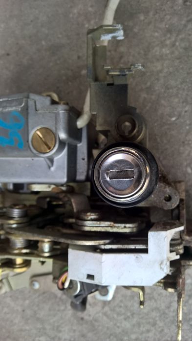 Zamek tylnej klapy z dociąganiem Mercedes w124 kombi