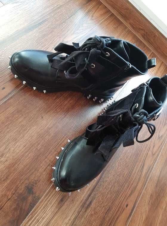 Buty DeeZee z ćwiekami, botki