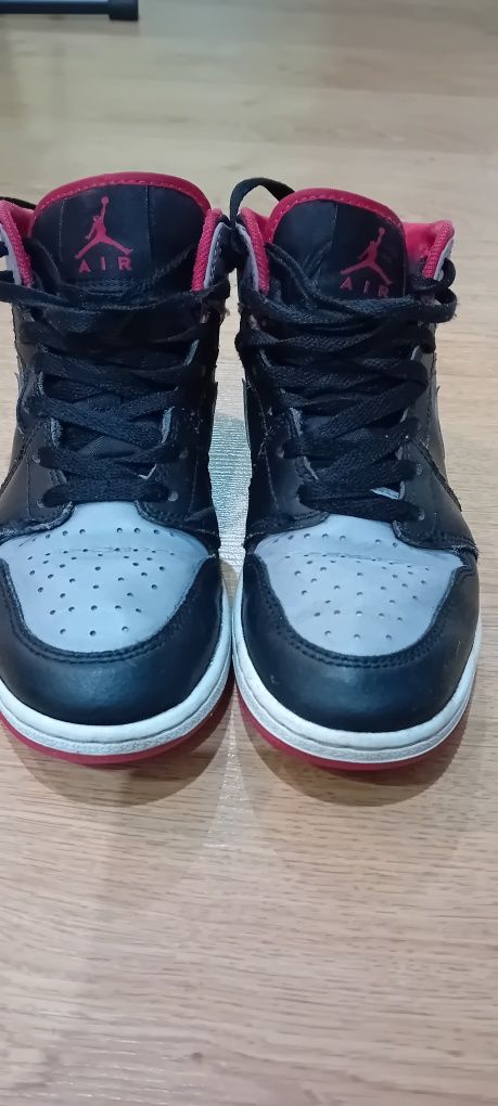 Air jordan 1 mid vermelhas, edição especial!