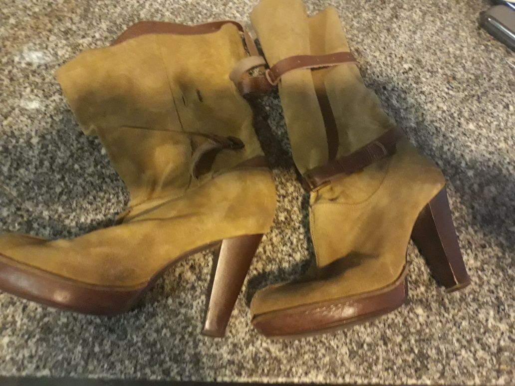 Botas de cano médio/alto em camurça