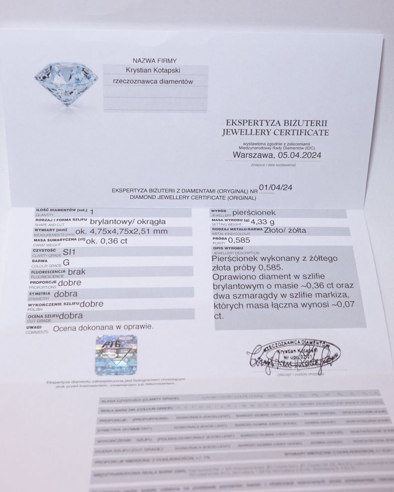 Zloty pierścionek z diamentem i szmaragdami