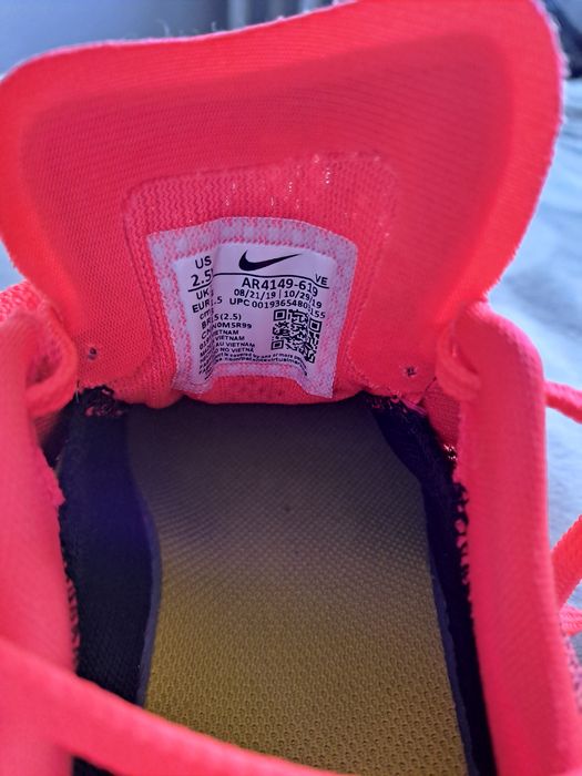 Śliczne sportowe oryginalne buty NIKE rozmiar 34 ( 21.5 cm). NOWE