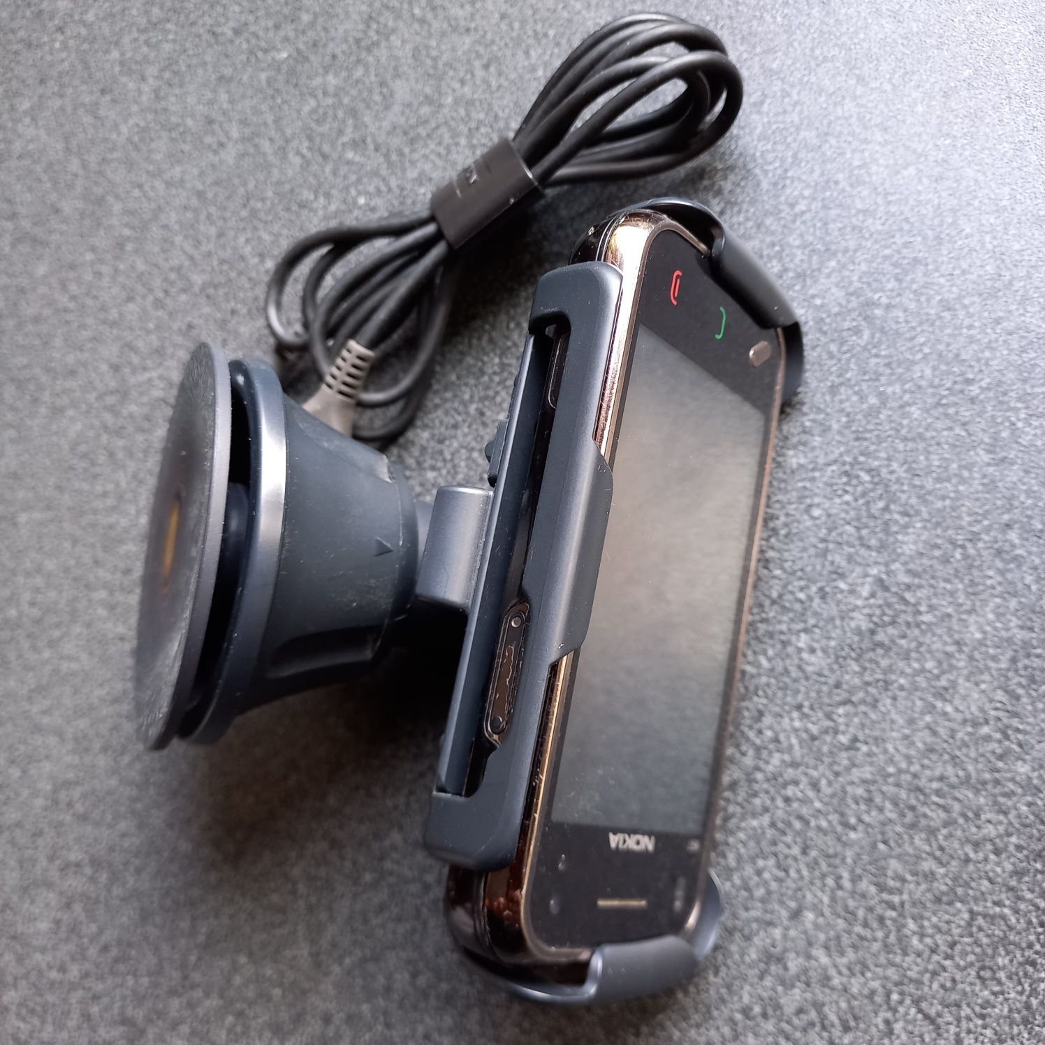 Nokia N97 mini z oryginalnym uchwytem i kablem.