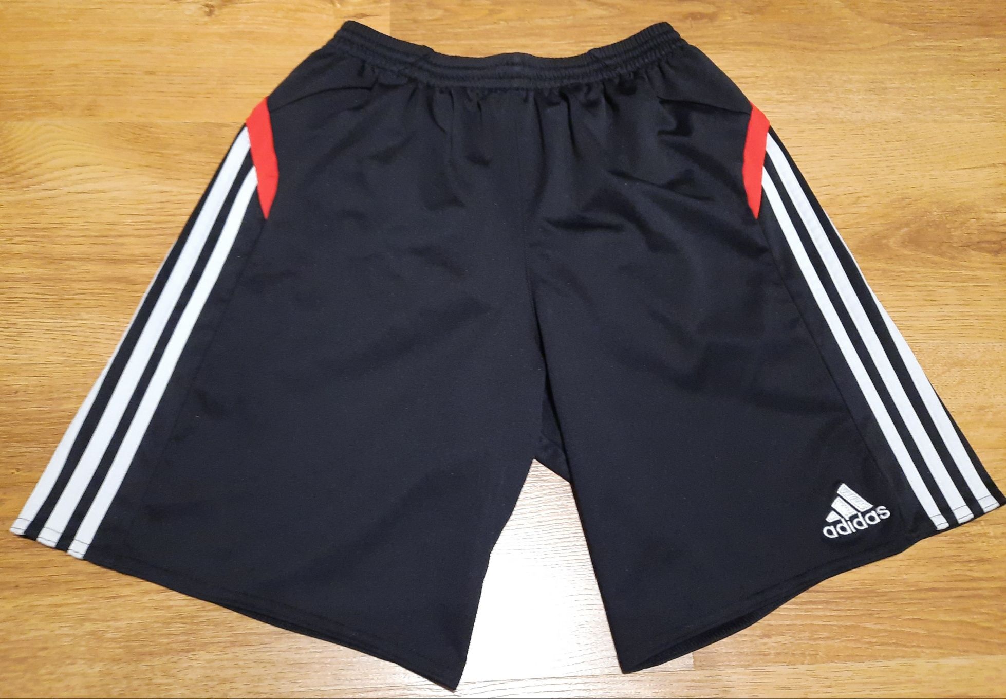 Krótkie spodenki adidas r. 164