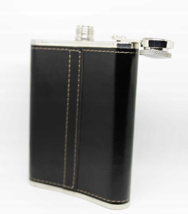 Piersiówka ze stali nierdzewnej o pojemności 235 m