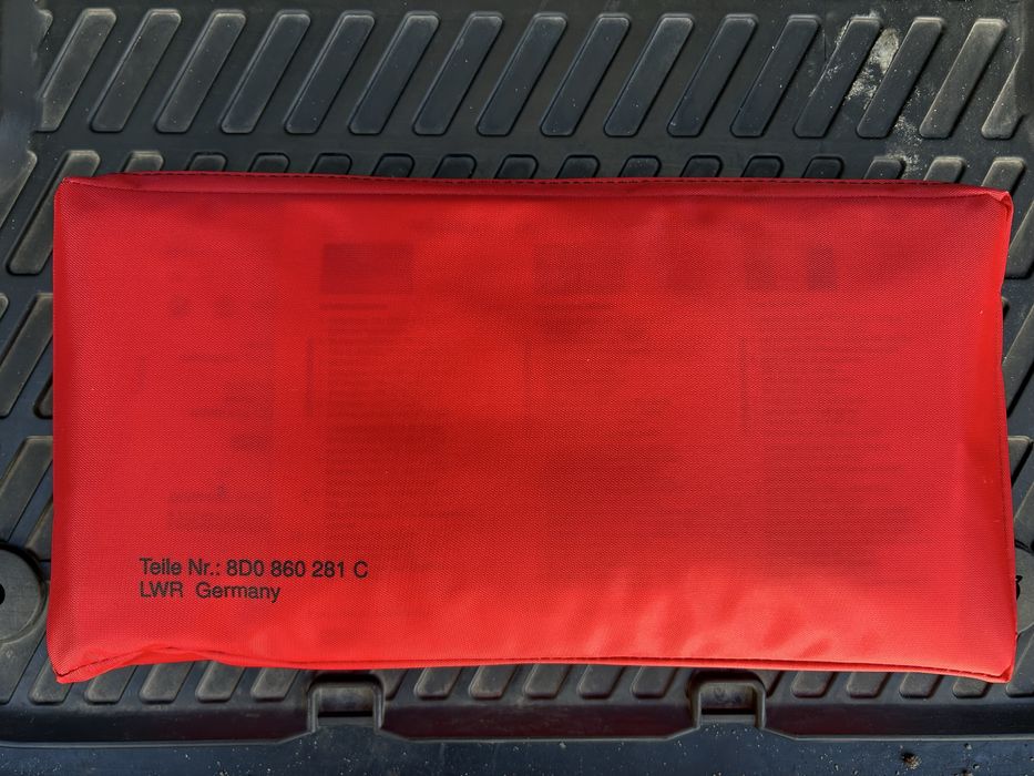 Apteczka zestaw pierwszej pomocy Audi A4 B5 LIFT