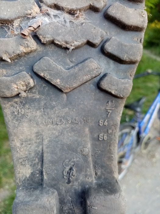 Kalosze ro. 43 dwie pary.