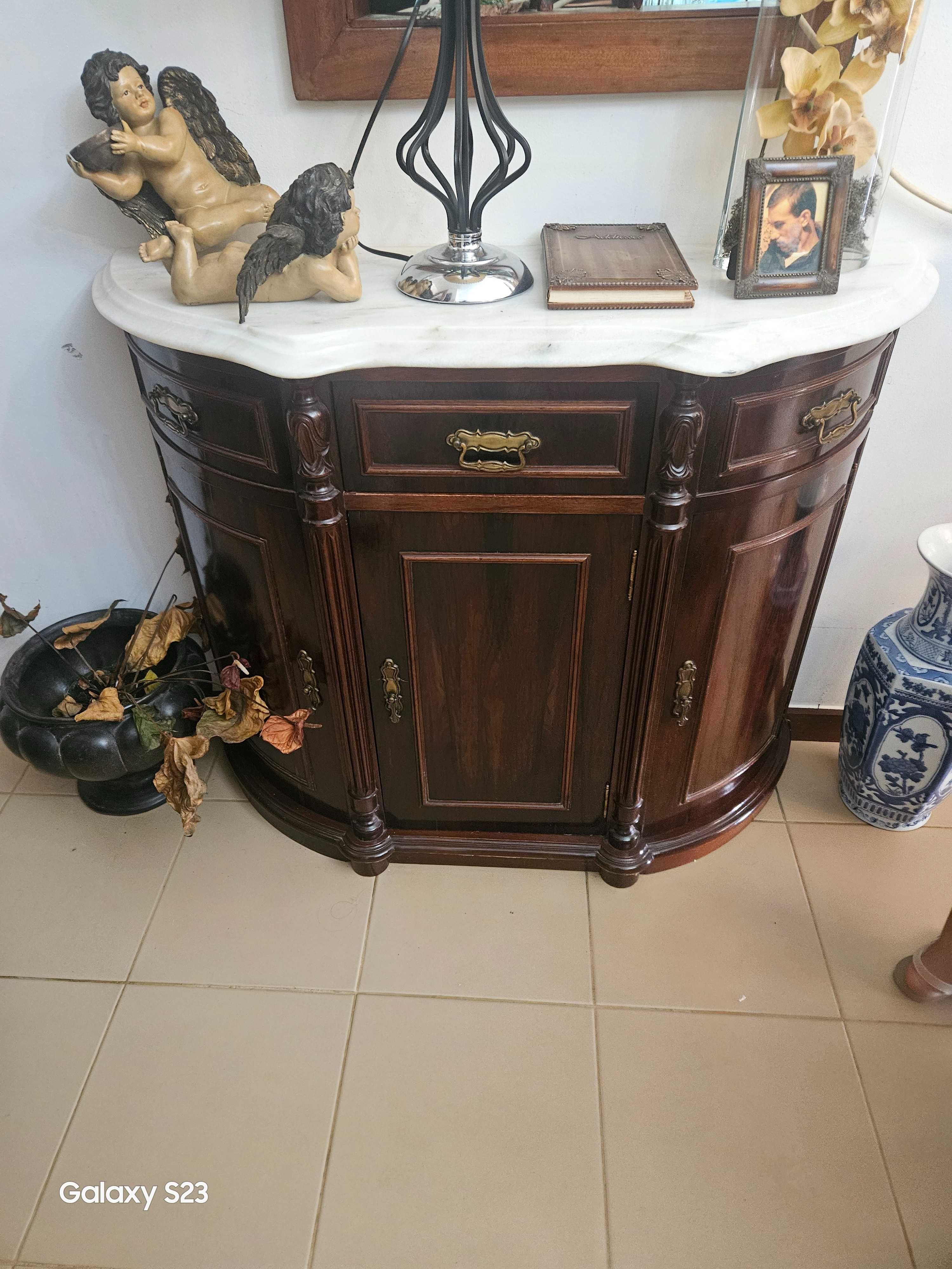 Vende-se móveis. Aparador em excelente estado com pedra mármore