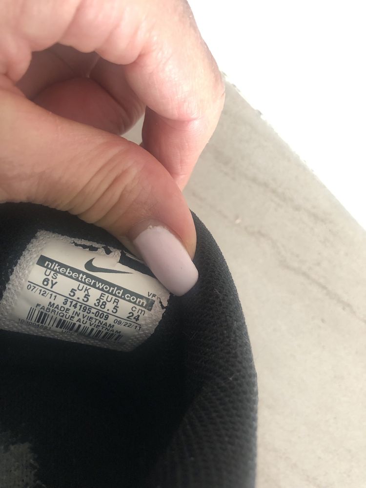 Sapatilhas Nike de cor branco e preto