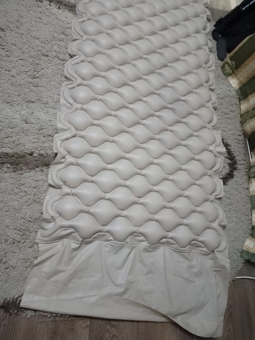 Протипролежневий комірчастий матрац з компресором.