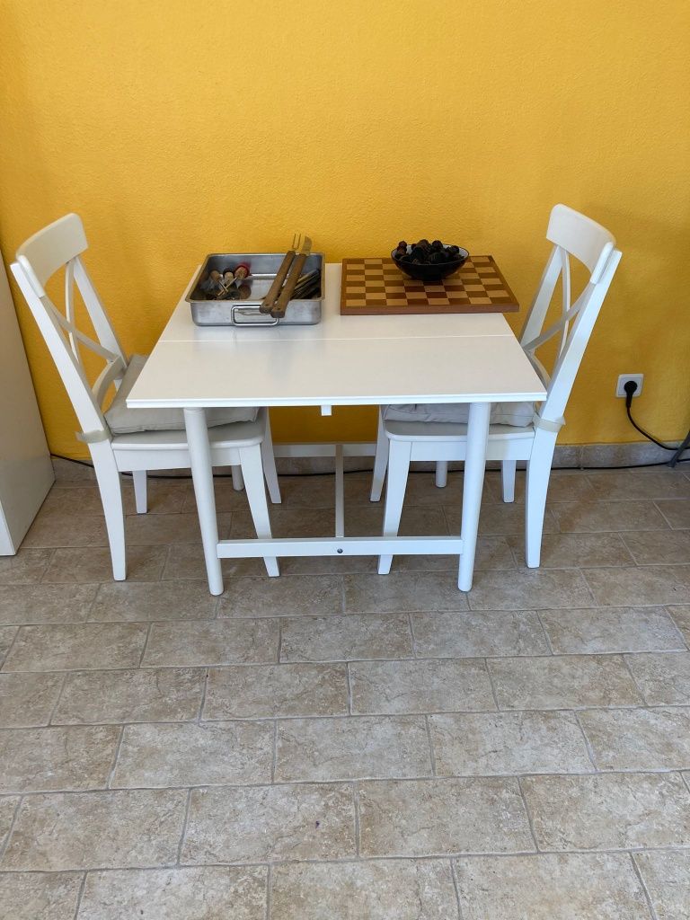 Mesa ikea rebatível + 2 cadeiras