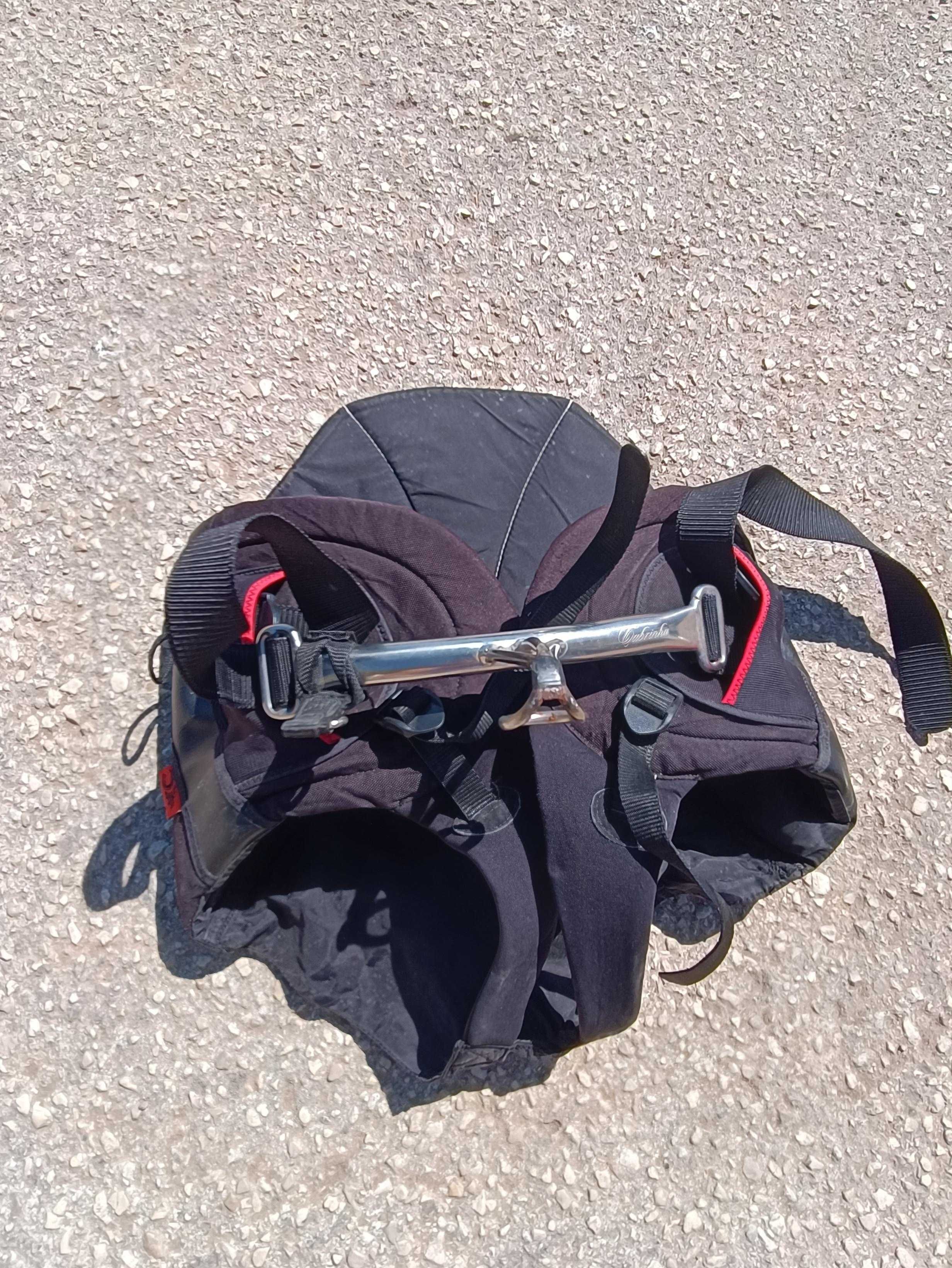 Vende-se trapézio de kitesurf Cabrinha, tamanho XL, em bom estado.